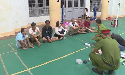 Bắt quả tang chủ quán cà phê cùng nhóm đối tượng xóc vỏ hạt dưa thắng thua bằng tiền